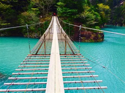 エメラルドグリーンの川にかかる、幻想的な吊り橋である夢の吊り橋