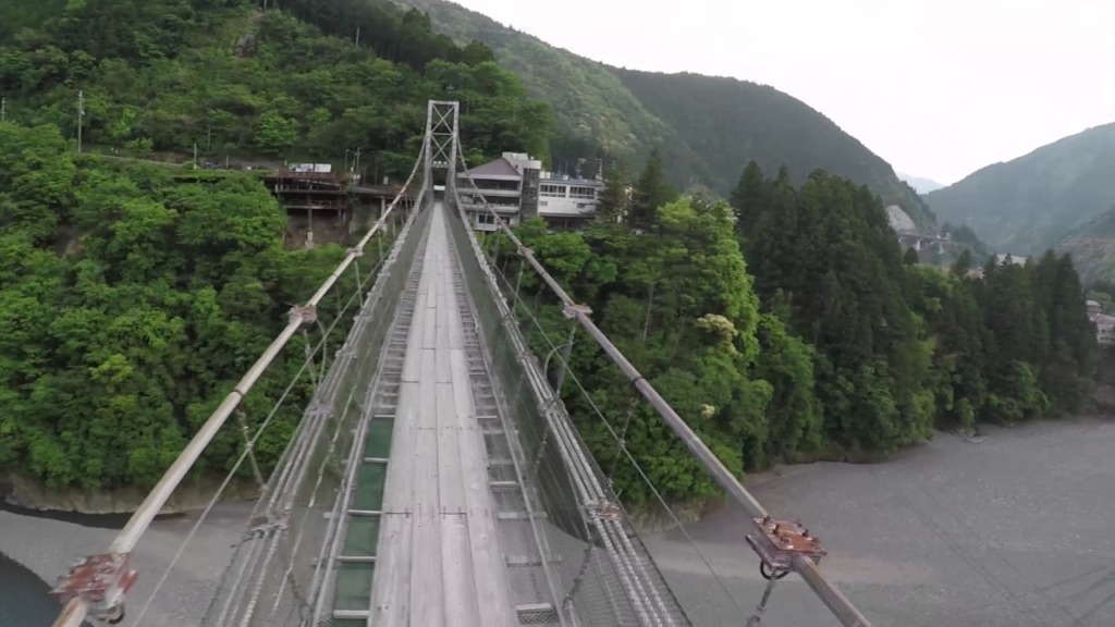 日本一長い生活用吊り橋である谷瀬の吊り橋