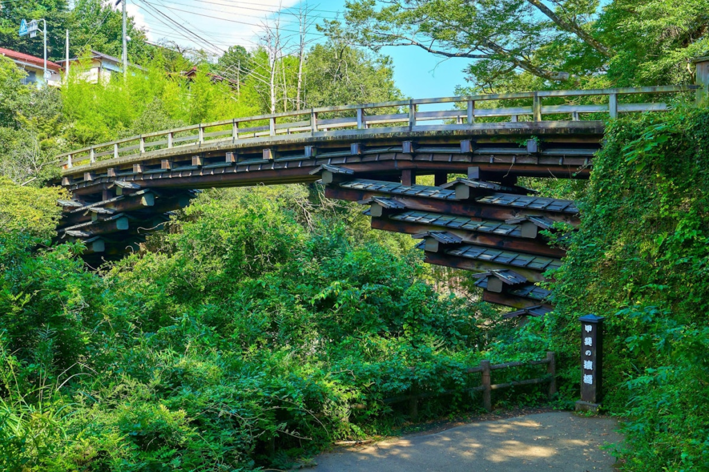日本三奇橋のひとつ、美しすぎるアーチ構造の木橋である猿橋