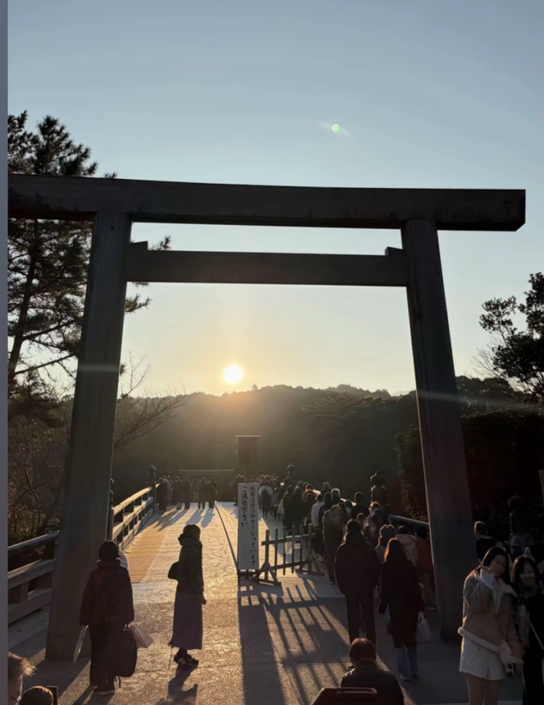 伊勢神宮の鳥居から昇る美しい朝日の風景