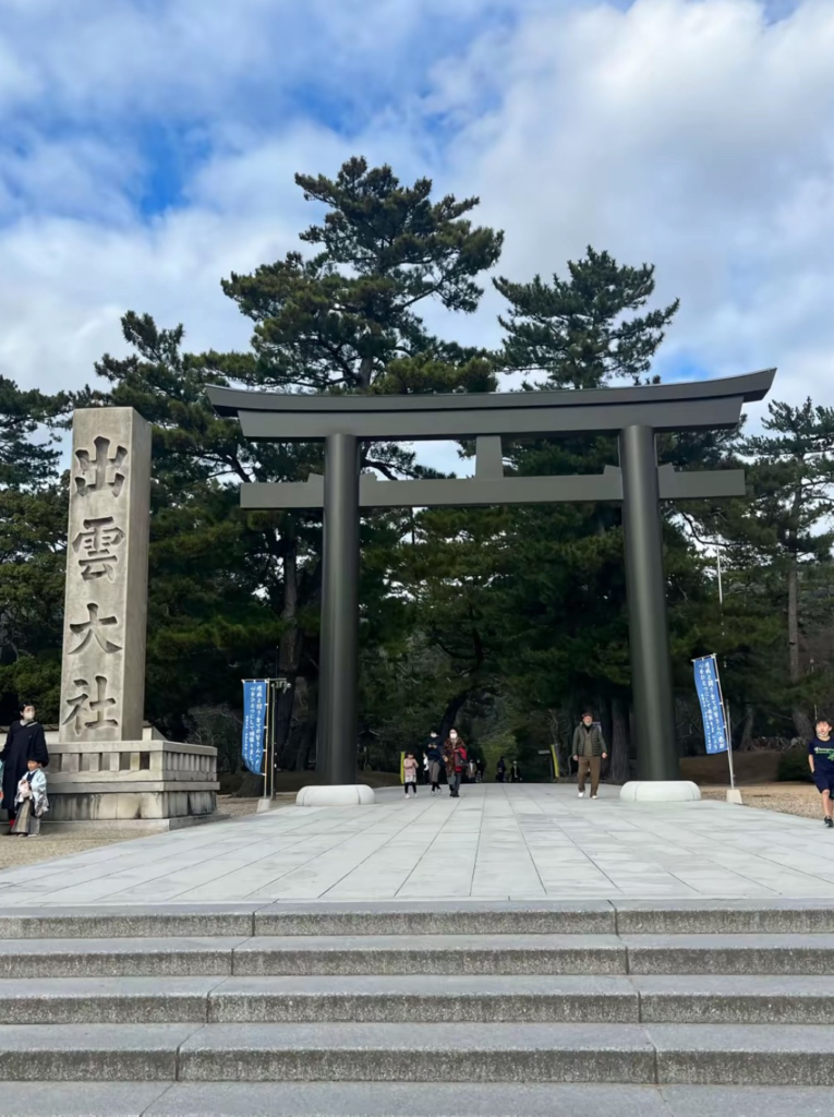 出雲大社・神楽殿の巨大なしめ縄と多くの参拝客