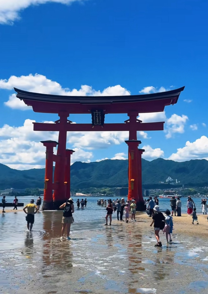 青空と海を背景に建つ、厳島神社の象徴的な大鳥居