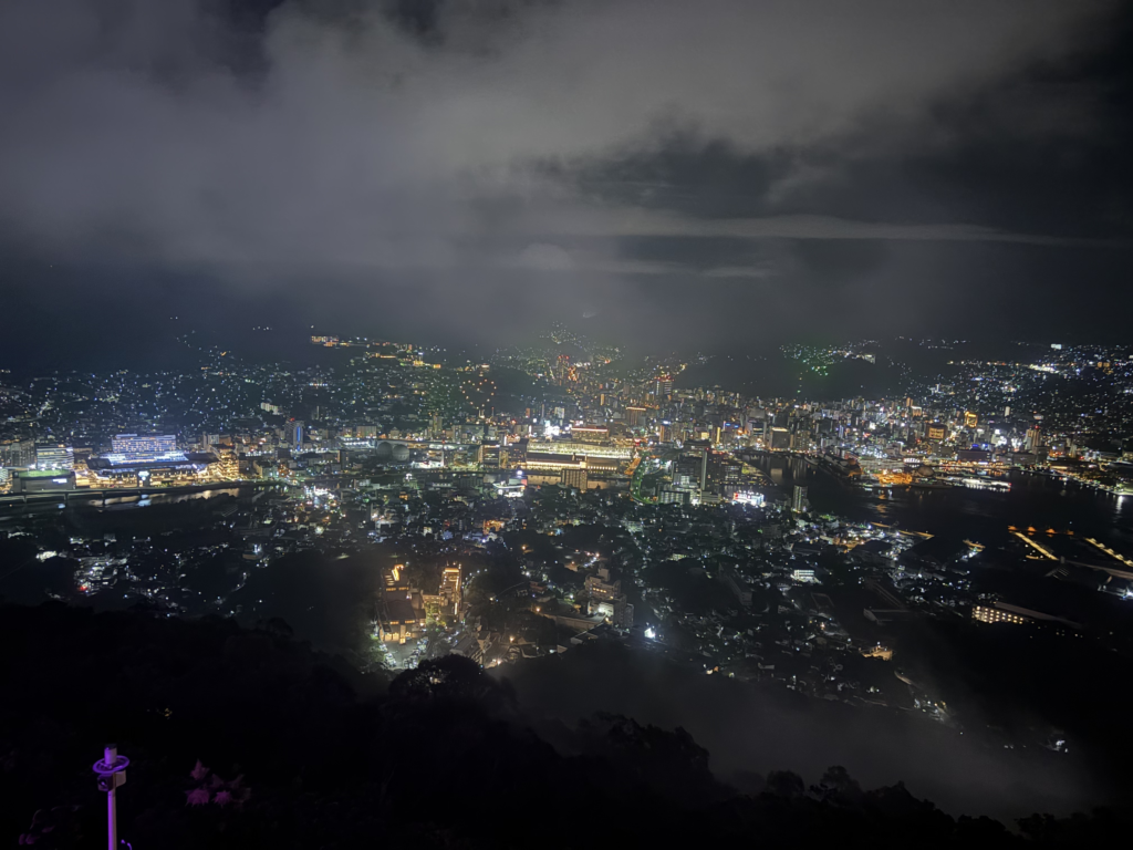 長崎港をぐるりと囲むように輝く、稲佐山からのすり鉢状の夜景