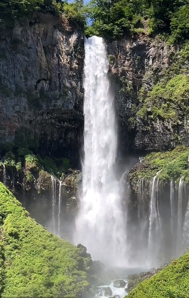 豊かな新緑に囲まれ、勢いよく一直線に流れ落ちる華厳の滝