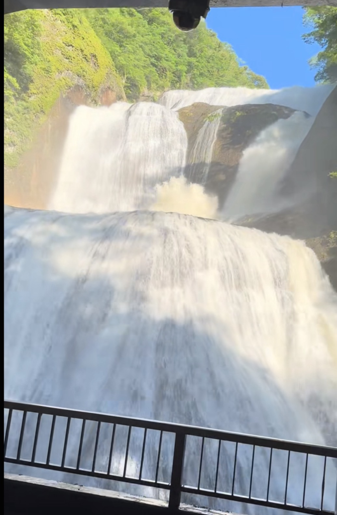 巨大な岩肌を何段にも連なって滑り落ちる袋田の滝