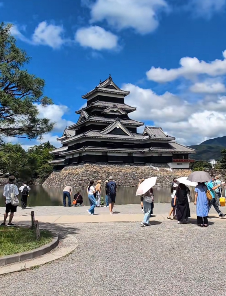 水堀越しに見えるコントラストが美しい松本城