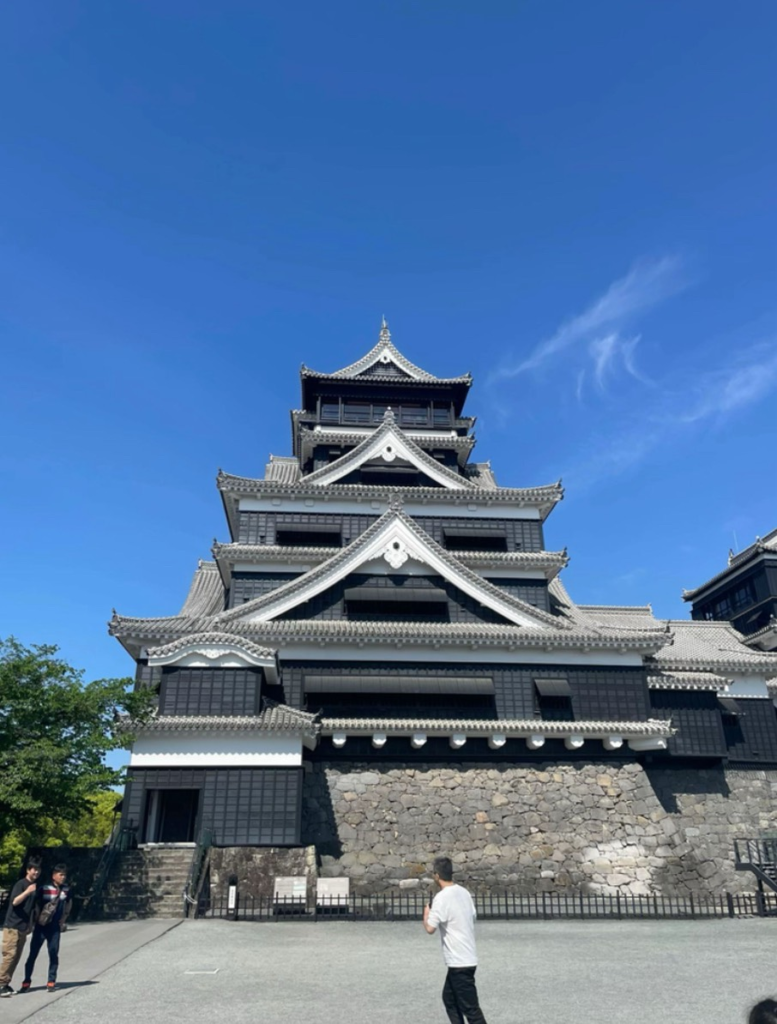復旧が進む熊本城の天守閣と、青空の美しいコントラスト